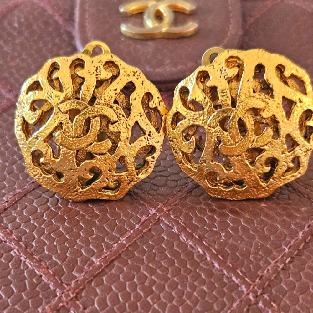 Chanel CC Logo Cut-Out Gold Plated Clip-on Vintage Earrings - Picture 2 of 7